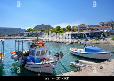 Bateaux dans le port d'Agia Marina, Aegina, Iles Saroniques, Grèce Banque D'Images