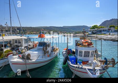 Bateaux dans le port d'Agia Marina, Aegina, Iles Saroniques, Grèce Banque D'Images