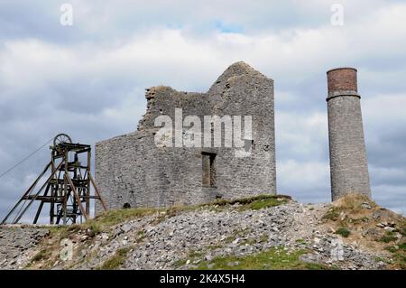 Les vestiges de Cornish Engine House à la mine Magpie, près de Sheldon, dans le Derbyshire. L'exploitation minière a eu lieu ici de 1682 jusqu'en 1958, et le Magpie a fermé. Banque D'Images