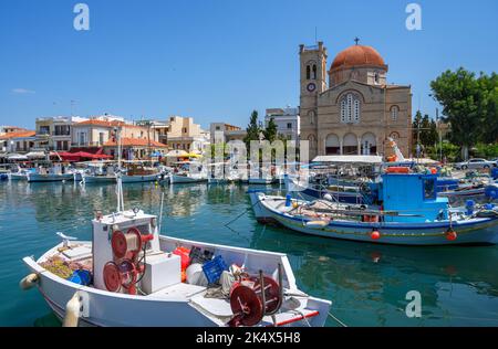 Front de mer et bateaux dans le port d'Aegina, Aegina, Iles Saroniques, Grèce Banque D'Images