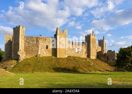 Lumière du soir sur les murs du château de Framlingham mur rideau et remparts Château de Framlingham UK Framlingham Suffolk Angleterre UK GB Europe Banque D'Images