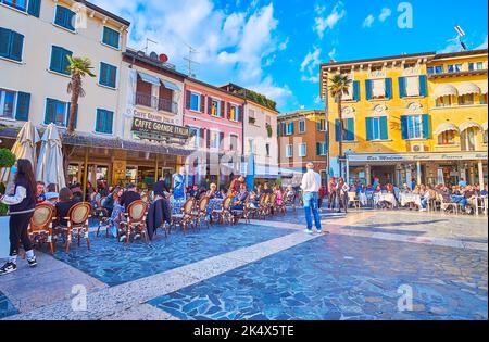 SIRMIONE, ITALIE - 10 AVRIL 2022 : les terrasses bondées des restaurants et des cafés touristiques sur la Piazza Giogue Carducci, sur 10 avril à Sirmione Banque D'Images