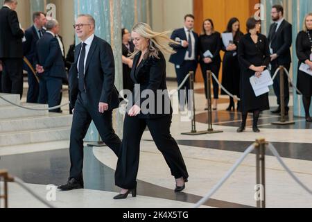 Le Premier ministre australien Anthony Albanese et son partenaire Jodie Haydon au Parlement Banque D'Images