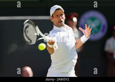 Le joueur de tennis serbe Novak Djokovic jouant à l'avant-main au cours des championnats de Wimbledon 202, Londres, Angleterre, Royaume-Uni Banque D'Images