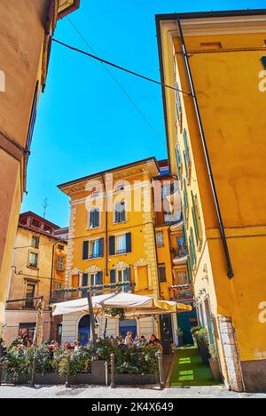 BRESCIA, ITALIE - 10 AVRIL 2022 : rue via Gasparo da Salo avec maisons historiques et terrasses de restaurants en plein air, sur 10 avril à Brescia Banque D'Images