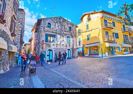 SIRMIONE, ITALIE - 10 AVRIL 2022 : Piazza Porto Valentino avec maisons historiques, boutiques touristiques, cafés et galeries d'art, sur 10 avril à Sirmione Banque D'Images