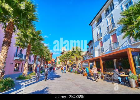 SIRMIONE, ITALIE - 10 AVRIL 2022 : la Piazza Flaminia confortable avec des restaurants, des cafés et des hôtels pour les touristes, sur 10 avril à Sirmione Banque D'Images