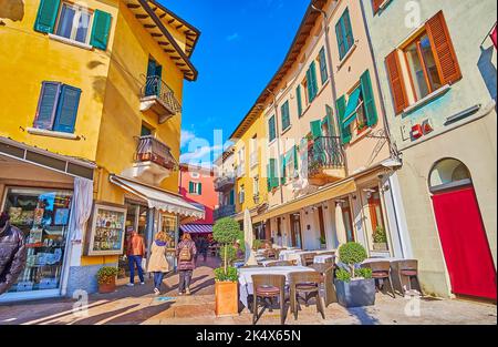 SIRMIONE, ITALIE - 10 AVRIL 2022 : les restaurants en plein air sur la place historique Giogue Carducci, sur 10 avril à Sirmione Banque D'Images