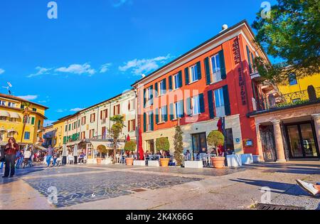 SIRMIONE, ITALIE - 10 AVRIL 2022 : les hôtels, cafés et restaurants touristiques sur la Piazza Giogue Carducci, sur 10 avril à Sirmione Banque D'Images