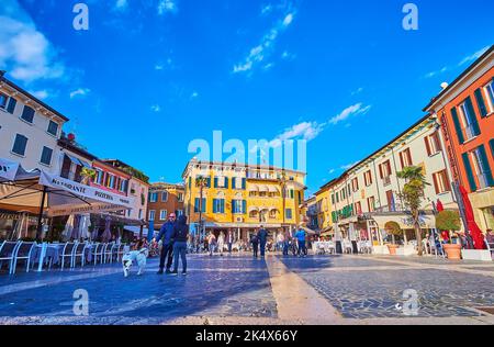 SIRMIONE, ITALIE - 10 AVRIL 2022 : la Piazza Giogue Carducci est l'un des sites touristiques populaires de la station, sur 10 avril à Sirmione Banque D'Images