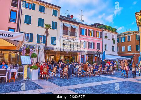 SIRMIONE, ITALIE - 10 AVRIL 2022 : place Giogue Carducci avec terrasses de restaurants locaux, sur 10 avril à Sirmione Banque D'Images