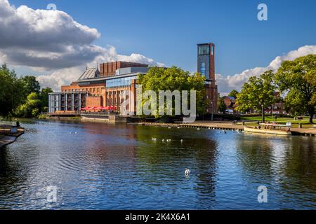 De l'autre côté de la rivière Avon jusqu'au RSC Theatre de Stratford-upon-Avon, Warwickshire, Angleterre Banque D'Images