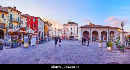 Panorama de la Piazza Giuseppe Malvezzi avec maisons historiques et monument de St Angela Merici au crépuscule, Desenzano del Garda, Italie Banque D'Images