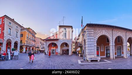 DESENZANO DEL GARDA, ITALIE - 10 AVRIL 2022 : vue panoramique de la place Giuseppe Malvezzi du soir avec ligne des maisons médiévales en pierre, sur 1 avril Banque D'Images