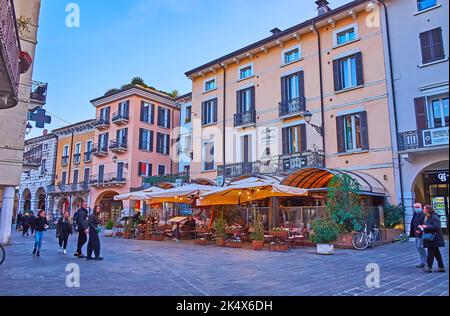 DESENZANO DEL GARDA, ITALIE - 10 AVRIL 2022: La soirée Piazza Giuseppe Malvezzi avec maisons historiques et belles terrasses extérieures de restaurants, Banque D'Images