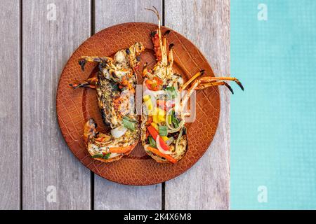 Vue panoramique sur les homards grillés dans un plat au bord de la piscine, Antigua, îles Leeward, Caraïbes, Antilles Banque D'Images