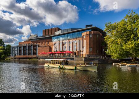 Une croisière sur la rivière en bateau passant par le RSC Theatre à Stratford-upon-Avon, Warwickshire, Angleterre Banque D'Images