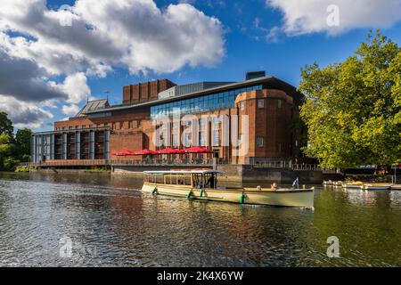 Une croisière sur la rivière en bateau passant par le RSC Theatre à Stratford-upon-Avon, Warwickshire, Angleterre Banque D'Images