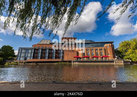 À travers les saules jusqu'au RSC Theatre, de l'autre côté de la rivière, à Stratford-upon-Avon, dans le Warwickshire, en Angleterre Banque D'Images
