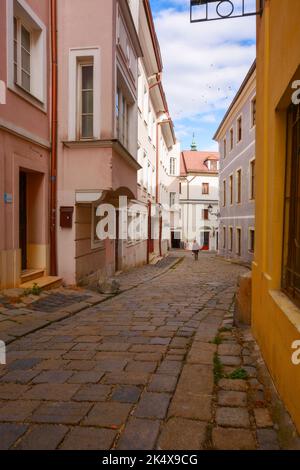 bratislava, slovaquie - 16 octobre 2019 : rues étroites du centre de la vieille ville. vacances d'automne en europe. temps ensoleillé à midi Banque D'Images