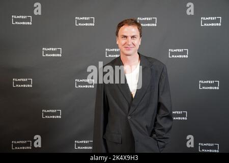 Hambourg, Allemagne. 04th octobre 2022. L'acteur Lars Eidinger vient à l'appel photo du film 'Lars Eidinger - pour être ou ne pas être' au passage Kino dans le cadre du Filmfest Hambourg 30th. Credit: Marcus Brandt/dpa/Alay Live News Banque D'Images