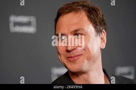 Hambourg, Allemagne. 04th octobre 2022. L'acteur Lars Eidinger vient à l'appel photo du film 'Lars Eidinger - pour être ou ne pas être' au passage Kino dans le cadre du Filmfest Hambourg 30th. Credit: Marcus Brandt/dpa/Alay Live News Banque D'Images