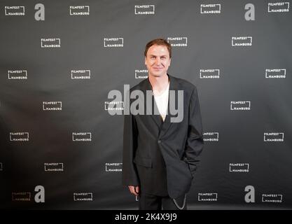 Hambourg, Allemagne. 04th octobre 2022. L'acteur Lars Eidinger vient à l'appel photo du film 'Lars Eidinger - pour être ou ne pas être' au passage Kino dans le cadre du Filmfest Hambourg 30th. Credit: Marcus Brandt/dpa/Alay Live News Banque D'Images