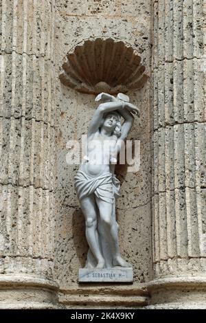 Statue de Saint Sébastien sur le portail principal de la cathédrale de Cartagena de Indias en Colombie Banque D'Images