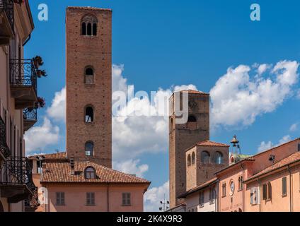 Alba, Langhe, Piémont, Italie - 16 août 2022 : les tours médiévales de l'époque des communes dans le centre historique, symboles de la ville d'Alba ho Banque D'Images