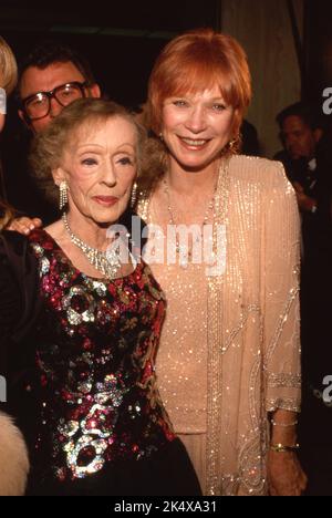 Bette Davis et Shirley MacLaine à l'occasion des Golden Globe Awards 43rd sur 24 janvier 1986 à l'hôtel Beverly Hilton de Beverly Hills, en Californie. Crédit: Ralph Dominguez/MediaPunch Banque D'Images