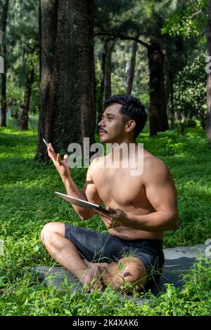 hispanique latino homme donnant la classe, tout en étant enregistré par un appareil photo, tenant une tablette dans sa main, le mexique Banque D'Images