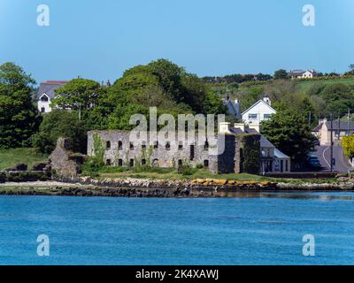 Comté de Cork, Irlande, 28 mai 2022. Les ruines d'un ancien magasin de grains de pierre sur la rive de la baie Clonakilty, le jour ensoleillé du printemps. Paysage irlandais. T Banque D'Images