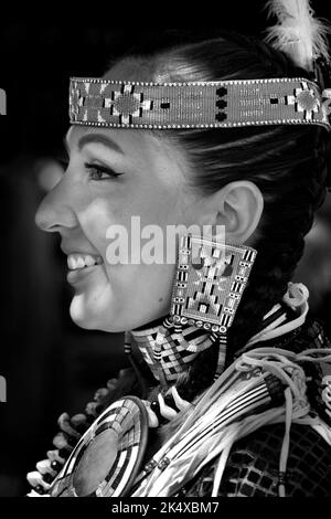 Une femme amérindienne participe au concours de vêtements amérindiens au marché indien de Santa Fe au Nouveau-Mexique (voir renseignements supplémentaires) Banque D'Images