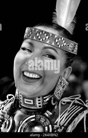 Une femme amérindienne participe au concours de vêtements amérindiens au marché indien de Santa Fe au Nouveau-Mexique (voir renseignements supplémentaires) Banque D'Images