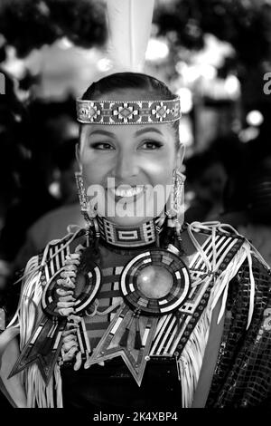 Une femme amérindienne participe au concours de vêtements amérindiens au marché indien de Santa Fe au Nouveau-Mexique (voir renseignements supplémentaires) Banque D'Images