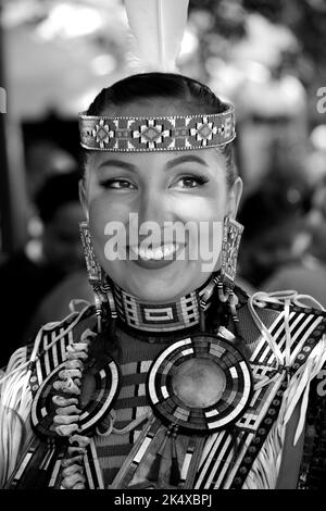 Une femme amérindienne participe au concours de vêtements amérindiens au marché indien de Santa Fe au Nouveau-Mexique (voir renseignements supplémentaires) Banque D'Images