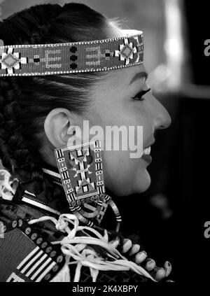 Une femme amérindienne participe au concours de vêtements amérindiens au marché indien de Santa Fe au Nouveau-Mexique (voir renseignements supplémentaires) Banque D'Images