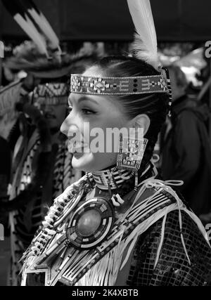 Une femme amérindienne participe au concours de vêtements amérindiens au marché indien de Santa Fe au Nouveau-Mexique (voir renseignements supplémentaires) Banque D'Images