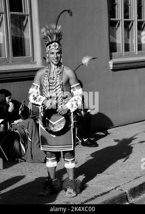 Un homme amérindien participe au concours de vêtements amérindiens au marché indien de Santa Fe, au Nouveau-Mexique. (Voir informations supplémentaires) Banque D'Images