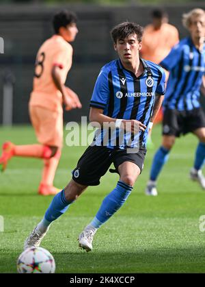 Roeselare, Belgique. 04th octobre 2022. Keano Vanrafelghem (18) du Club NXT photographié lors d'un match de football entre les équipes de jeunes du Club Brugge KV et de l'Atletico Madrid lors de la troisième rencontre du groupe B dans la Ligue des JEUNES de l'UEFA pour la saison 2022-2023, le mardi 4 octobre 2022 à Roeselare, Belgique . Crédit : David Catry/Alay Live News Banque D'Images