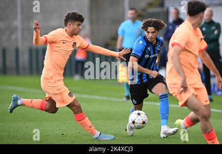 Roeselare, Belgique. 04th octobre 2022. Aitor Gismera (6) de l'Atletico  Madrid photographié en train de se battre pour le ballon avec Chemsdine  Talbi (7) du Club NXT lors d'un match de football