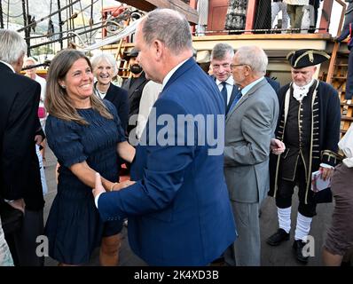 MONACO 202204Prince Albert de Monaco et Pernilla Wiberg, ancien skieur alpin suédois à bord de l'Indiaman Gothenburg est dans le port de Monte Carlo mardi. Le navire a apporté une œuvre d'art sous la forme d'un éléphant que le prince a reçu de la Fondation Perfect World lorsqu'il s'est rendu à Göteborg en mai. Photo Tommy Holl / TT / code 2391 Banque D'Images