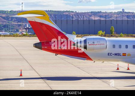 Madrid, Espagne, 30 octobre 2022 : queue d'avion ibérique à l'aéroport de Madrid Barajas. Banque D'Images