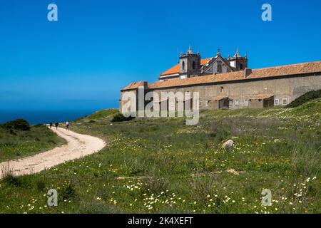 Sentier de randonnée au printemps, Santuario de Nossa Senhora do Cabo Espichel, côte portugaise centrale Banque D'Images