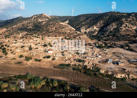 Vue aérienne du village chypriote turc de Souskiou (Susuz) dans la vallée de Diarizos, région de Paphos, Chypre. Le village a été abandonné en juillet 1974. Banque D'Images