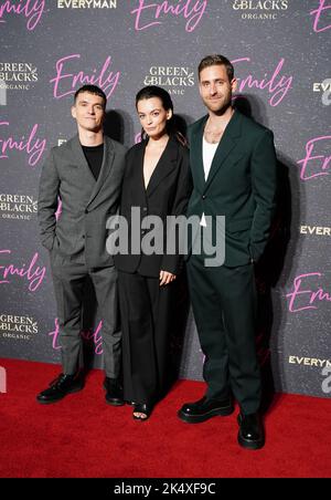 (De gauche à droite) Fionn Whitehead, Emma Mackey et Oliver Jackson-Cohen arrivent à la première britannique d'Emily à Everyman Borough yards à Londres. Date de la photo: Mardi 4 octobre 2022. Banque D'Images