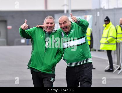 Plymouth, Royaume-Uni. 04th octobre 2022. Les fans de Plymouth Argyle arrivent lors du match Sky Bet League 1 Plymouth Argyle vs Sheffield mercredi à Home Park, Plymouth, Royaume-Uni, 4th octobre 2022 (photo de Stanley Kasala/News Images) à Plymouth, Royaume-Uni, le 10/4/2022. (Photo de Stanley Kasala/News Images/Sipa USA) crédit: SIPA USA/Alay Live News Banque D'Images