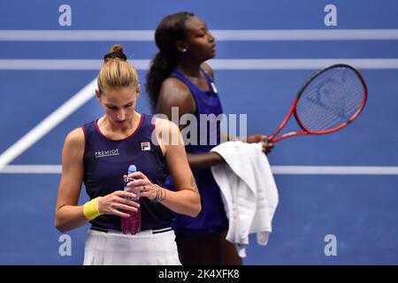 Ostrava, République tchèque. 04th octobre 2022. Karolina Pliskova de République tchèque, à gauche, et Alycia Parks des États-Unis lors du tournoi de tennis féminin WTA Agel Open 2022 à Ostrava, République tchèque, 4 octobre 2022. Crédit: Jaroslav Ozana/CTK photo/Alay Live News Banque D'Images