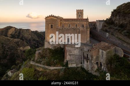 Village de Savoca en Sicile, Italie. Vue aérienne du village sicilien de Savoca. Maisons sur une colline à Savoca, petite ville sur la Sicile en Italie Banque D'Images