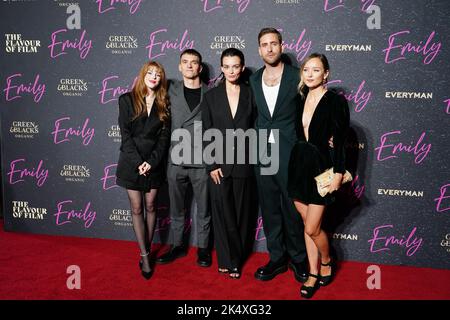 (De gauche à droite) Amelia Gething, Fionn Whitehead, Emma Mackey, Oliver Jackson-Cohen et Alexandra Dowling arrivent à la première britannique d'Emily à Everyman Borough yards à Londres. Date de la photo: Mardi 4 octobre 2022. Banque D'Images